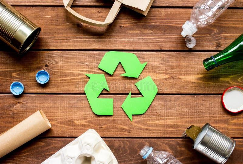 Conceito de Eco com reciclagem do símbolo na opinião superior do fundo da tabela