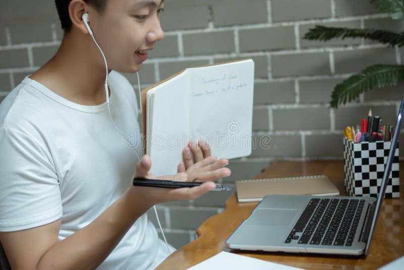 Conceito De Estudo Online a Mão Pálida De Um Homem Tentando Digitar No  Teclado Do Laptop Para Pesquisar a Definição De Algumas Pal Imagem de Stock  - Imagem de pedir, tela: 230325645