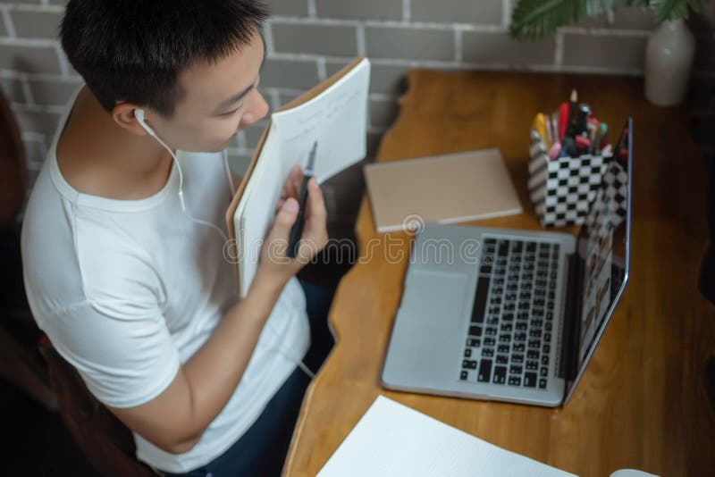 Conceito De Estudo Online a Mão Pálida De Um Homem Tentando Digitar No  Teclado Do Laptop Para Pesquisar a Definição De Algumas Pal Imagem de Stock  - Imagem de pedir, tela: 230325645