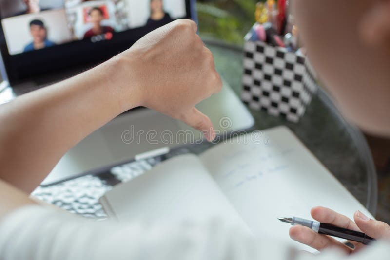 Conceito De Estudo Online a Mão Pálida De Um Homem Tentando Digitar No  Teclado Do Laptop Para Pesquisar a Definição De Algumas Pal Imagem de Stock  - Imagem de pedir, tela: 230325645