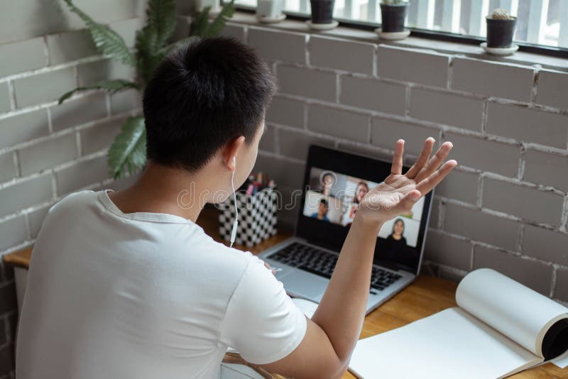 Conceito De Estudo Online a Mão Pálida De Um Homem Tentando Digitar No  Teclado Do Laptop Para Pesquisar a Definição De Algumas Pal Imagem de Stock  - Imagem de pedir, tela: 230325645