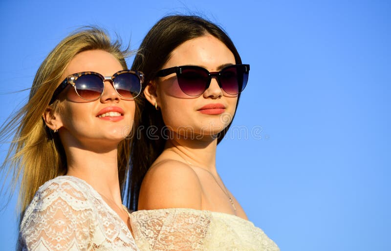 Conceito de feminilidade. lindas mulheres no sol dia azul plano de fundo. irmandade e comunidade feminina. amizade feminina