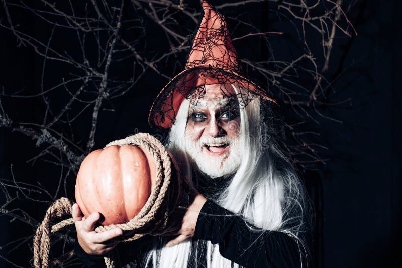 Feche O Retrato Do Halloween De Um Casal Engraçado Casal De Halloween Linda  Mulher Surpreendida Com Chapéu De Bruxa E Fantasia - Foto de Stock - Imagem  de isolado, pares: 161146344