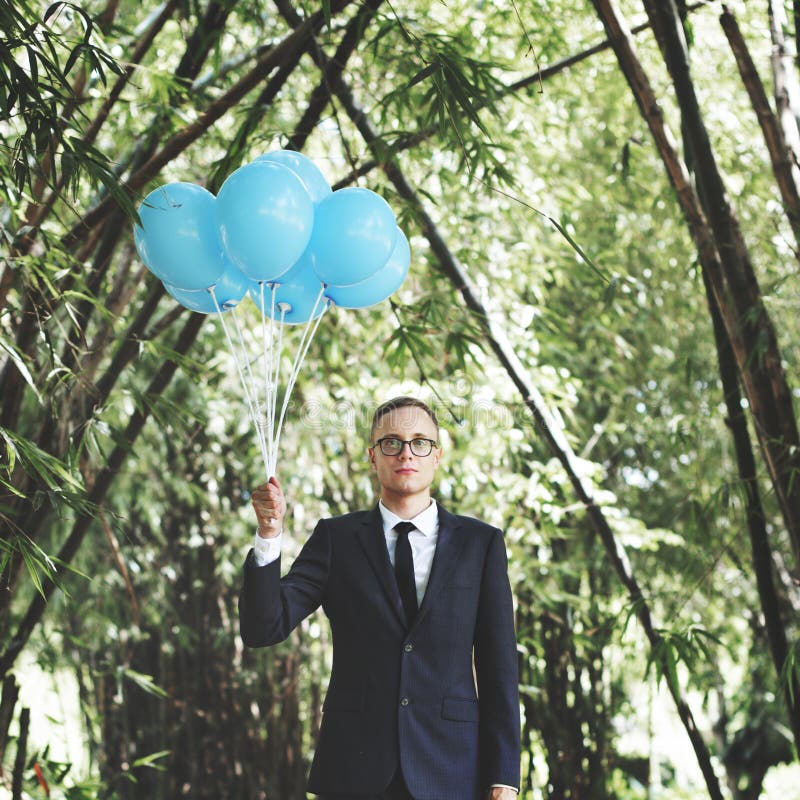 Conceito de Holding Balloons Nature do homem de negócios foto de stock royalty free Conceito de Holding Balloons Nature do homem de negócios foto de stock royalty free