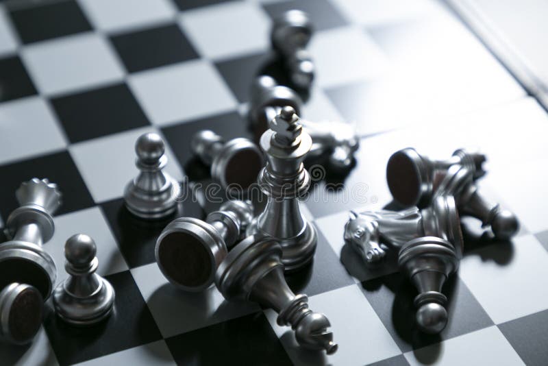 o rei no jogo de xadrez de batalha fica no tabuleiro de xadrez com fundo  preto isolado. negócio de conceito 9168811 Foto de stock no Vecteezy