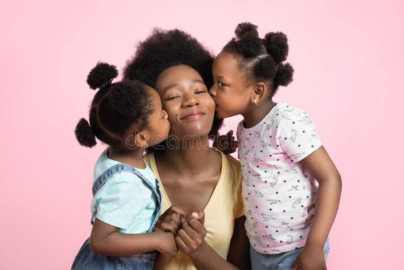 Conceito de maternidade e de família. adoráveis e bonitinhas garotinhas africanas que se divertem e beijam suas roupas de verão