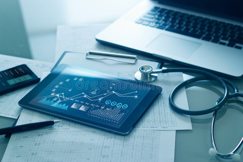 Conceito de negócios de saúde exame médico e gráfico crescimento de dados de negócios em tablet com área de transferência de relat