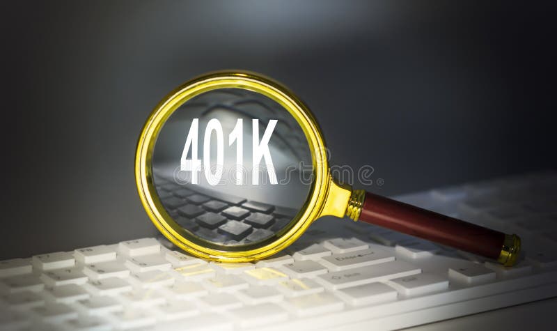 Conceito de palavra 401k em um amplificador no teclado fotos de stock