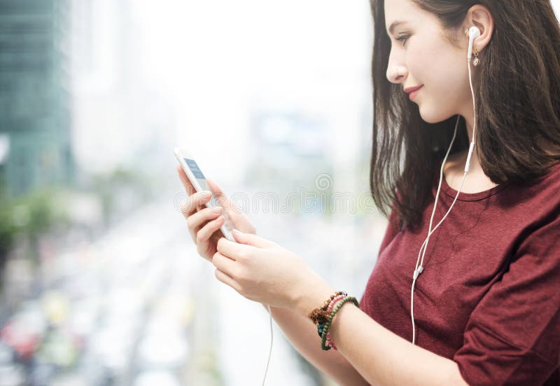 Conceito de passeio de escuta do entretenimento dos meios da música da mulher imagens de stock royalty free Conceito de passeio de escuta do entretenimento dos meios da música da mulher imagens de stock royalty free