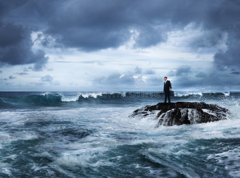 Conceito de pensamento do planeamento de Staying Alone Island do homem de negócios fotografia de stock Conceito de pensamento do planeamento de Staying Alone Island do homem de negócios fotografia de stock
