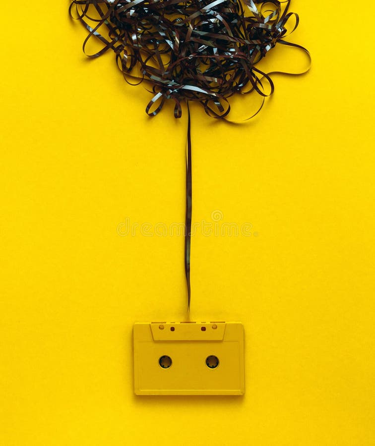 Conceito de projeto da faculdade criadora Cassete áudio retro no fundo amarelo, vista superior