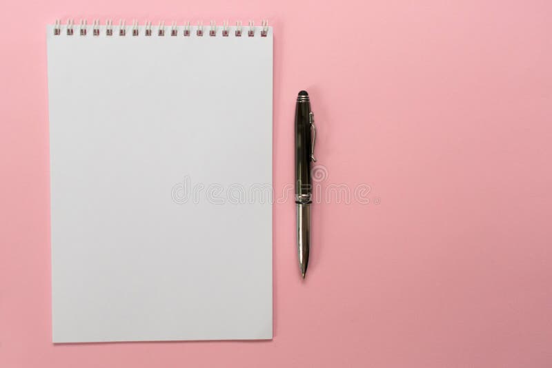 Conceito de projeto - ideia superior de uma cole??o espiral do caderno e das penas da escola em um fundo cor-de-rosa para a dispo imagem de stock Conceito de projeto - ideia superior de uma cole??o espiral do caderno e das penas da escola em um fundo cor-de-rosa para a dispo imagem de stock