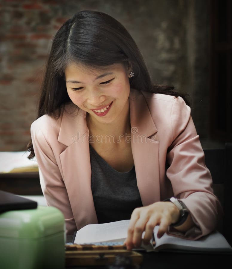 Conceito de Reading Research Planning da mulher de negócios imagem de stock royalty free Conceito de Reading Research Planning da mulher de negócios imagem de stock royalty free