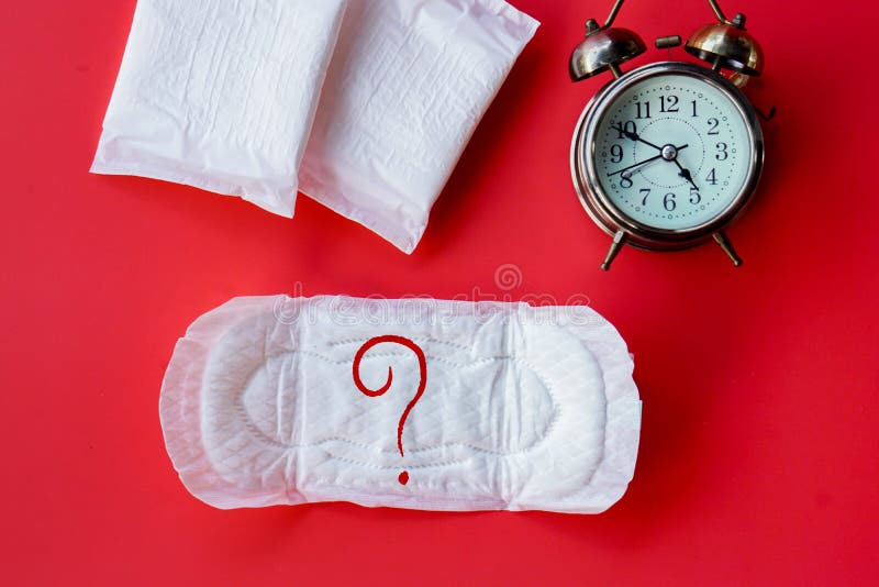 Foto de Menstruação Mulher Branca Deitada No Fundo Rosa Forro Feminino Com  Pena Vermelha Os Dias Críticos Das Mulheres e mais fotos de stock de  Algodão - Material Têxtil - iStock