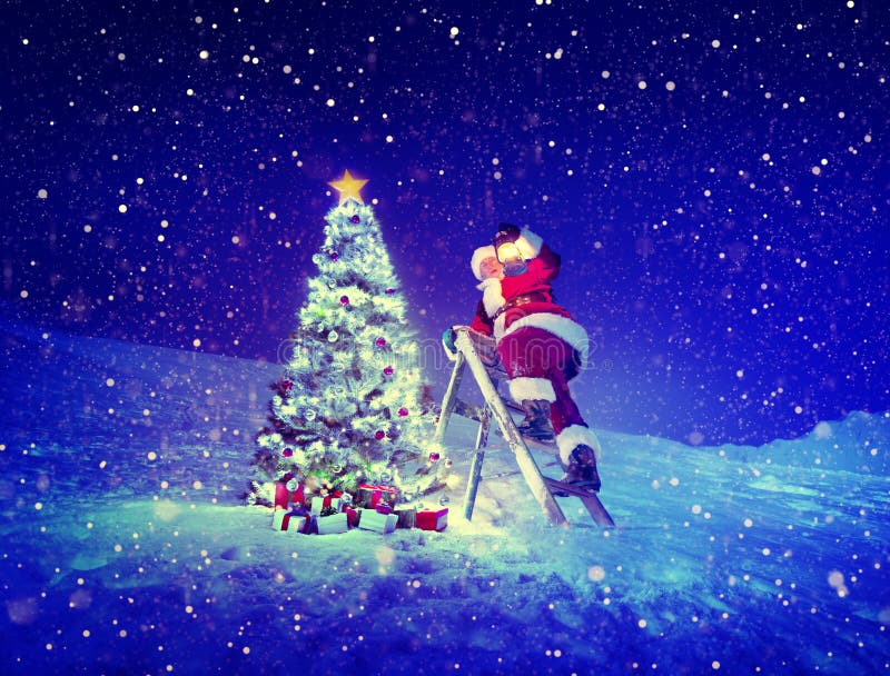 Conceito de Santa Step-Ladder Christmas Tree Snow fotografia de stock royalty free Conceito de Santa Step-Ladder Christmas Tree Snow fotografia de stock royalty free