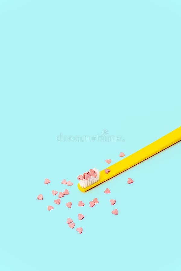 Conceito do amor mínimo Fundo colorido brilhante com corações do teethbrush e dos doces em cores do rosa e da turquesa fotos de stock Conceito do amor mínimo Fundo colorido brilhante com corações do teethbrush e dos doces em cores do rosa e da turquesa fotos de stock