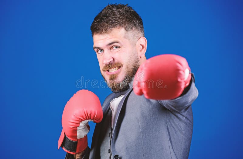 conceito do ataque e da defesa Homem de neg?cios bem sucedido Advogado de defesa criminosa que planeia para fora estrat?gias Desg fotos de stock conceito do ataque e da defesa Homem de neg?cios bem sucedido Advogado de defesa criminosa que planeia para fora estrat?gias Desg fotos de stock