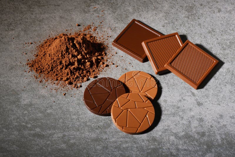 Conceito do chocolate, grupo de círculo e de obscuridade quadrada da forma e partes do chocolate de leite com pó de cacau fotografia de stock royalty free Conceito do chocolate, grupo de círculo e de obscuridade quadrada da forma e partes do chocolate de leite com pó de cacau fotografia de stock royalty free