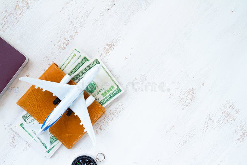 conceito do curso dinheiro para o curso na carteira de couro com compasso imagens de stock conceito do curso dinheiro para o curso na carteira de couro com compasso imagens de stock