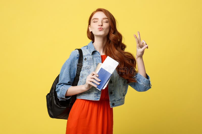 Conceito do curso e do estilo de vida: Retrato completo do estúdio do comprimento da mulher consideravelmente nova do estudante q imagens de stock Conceito do curso e do estilo de vida: Retrato completo do estúdio do comprimento da mulher consideravelmente nova do estudante q imagens de stock