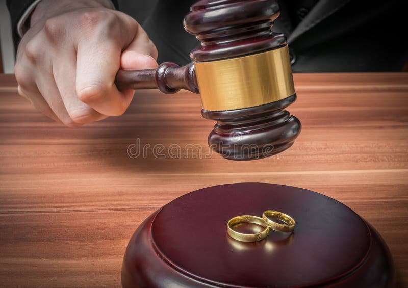 Conceito do divórcio A mão do juiz na sala do tribunal está guardando o martelo imagens de stock royalty free Conceito do divórcio A mão do juiz na sala do tribunal está guardando o martelo imagens de stock royalty free