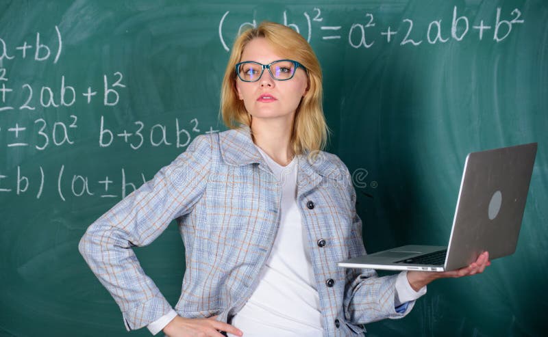 Conceito do ensino à distância Os monóculos do desgaste do professor da mulher guardam o Internet surfando do portátil Conceito d imagens de stock Conceito do ensino à distância Os monóculos do desgaste do professor da mulher guardam o Internet surfando do portátil Conceito d imagens de stock