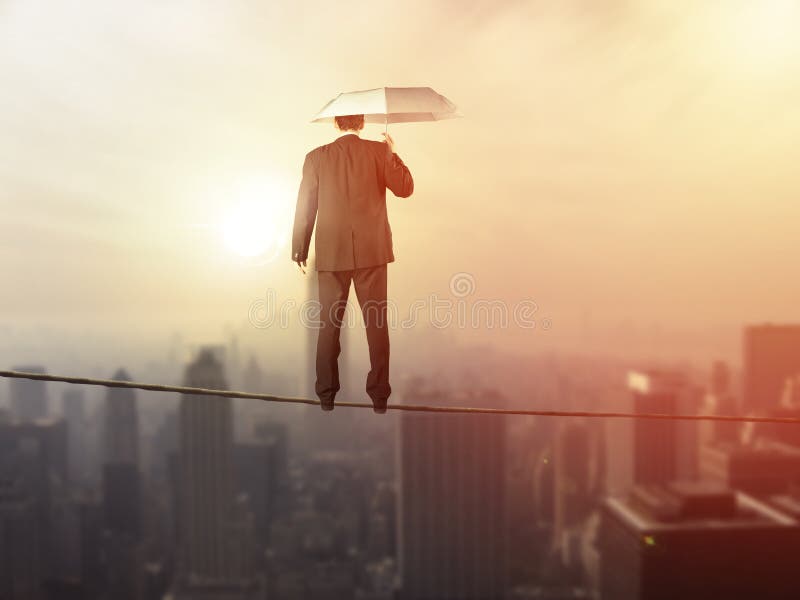 Conceito do equilíbrio da vida do trabalho: Homem de negócio que equilibra acima da cidade imagem de stock Conceito do equilíbrio da vida do trabalho: Homem de negócio que equilibra acima da cidade imagem de stock