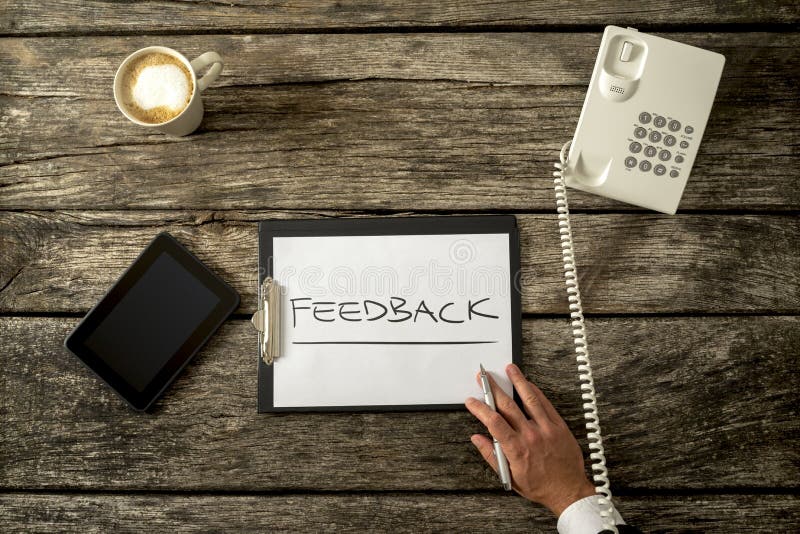 Conceito do feedback em uma prancheta sobre uma tabela foto de stock royalty free Conceito do feedback em uma prancheta sobre uma tabela foto de stock royalty free