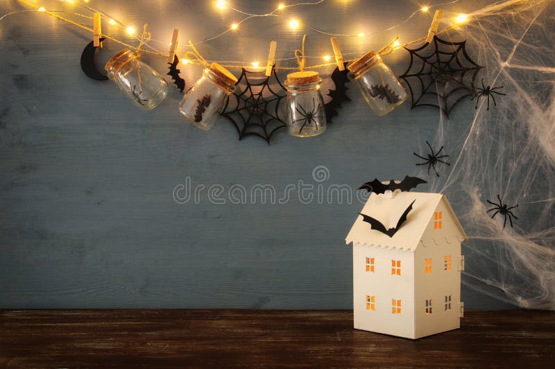 Conceito do feriado de Dia das Bruxas A casa misteriosa com luzes na frente do masson range com aranhas, banhos fotos de stock Conceito do feriado de Dia das Bruxas A casa misteriosa com luzes na frente do masson range com aranhas, banhos fotos de stock