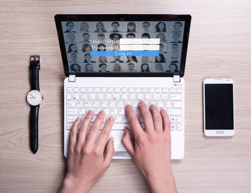 Conceito do Internet - mãos com portátil, o telefone esperto e o relógio em t imagem de stock Conceito do Internet - mãos com portátil, o telefone esperto e o relógio em t imagem de stock