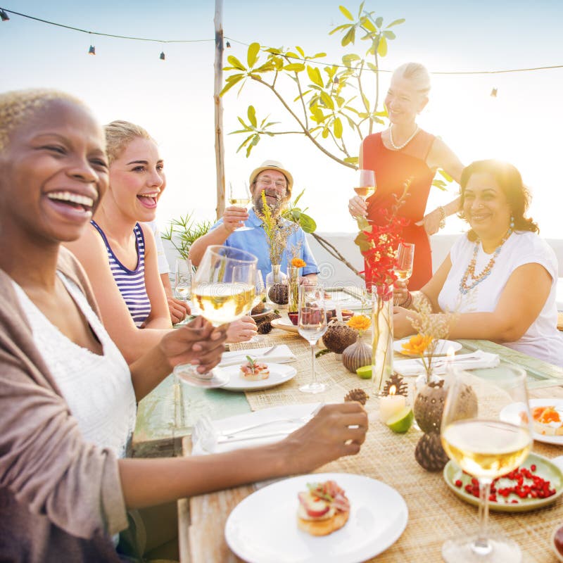 Conceito do jantar do divertimento do verão da amizade da celebração dos elogios da praia foto de stock Conceito do jantar do divertimento do verão da amizade da celebração dos elogios da praia foto de stock