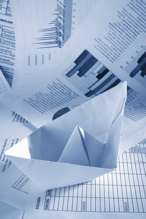 Conceito do negócio, barco de papel e originais fotografia de stock Conceito do negócio, barco de papel e originais fotografia de stock