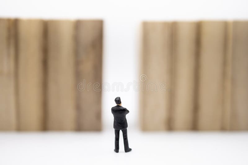 Conceito do negócio, da gestão, do planeamento, da sucessão e da estratégia Feche acima da figura diminuta posição do homem de ne fotografia de stock royalty free Conceito do negócio, da gestão, do planeamento, da sucessão e da estratégia Feche acima da figura diminuta posição do homem de ne fotografia de stock royalty free
