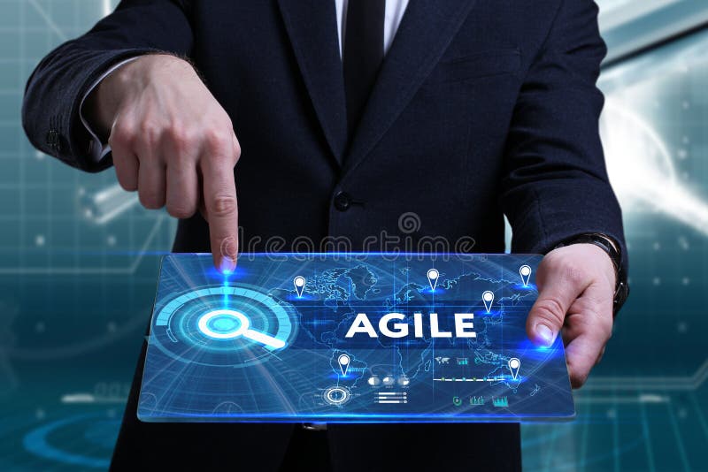 Negócios, tecnologia, internet e conceito de rede. Jovem empresário a trabalhar num ecrã virtual do futuro e vê fotografia de stock