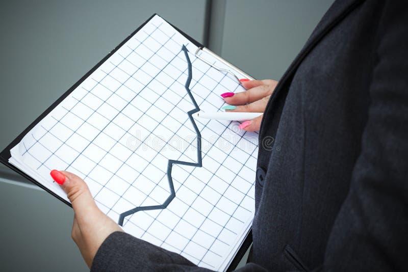 Conceito do negócio do sucesso e do crescimento Um chefe bem sucedido da mulher, imagem de stock Conceito do negócio do sucesso e do crescimento Um chefe bem sucedido da mulher, imagem de stock