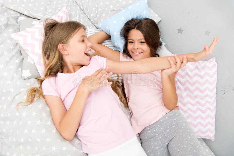 Conceito do partido de descanso As meninas apenas querem ter o divertimento Convide o amigo para o sleepover Melhores amigos para fotos de stock Conceito do partido de descanso As meninas apenas querem ter o divertimento Convide o amigo para o sleepover Melhores amigos para fotos de stock