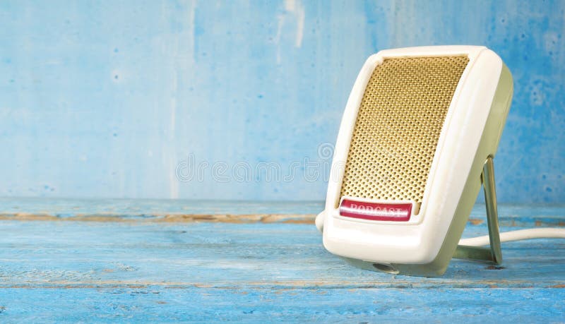 Conceito do Podcast, fim do microfone do vintage acima, fundo azul sujo, panorama, espaço da cópia imagens de stock Conceito do Podcast, fim do microfone do vintage acima, fundo azul sujo, panorama, espaço da cópia imagens de stock