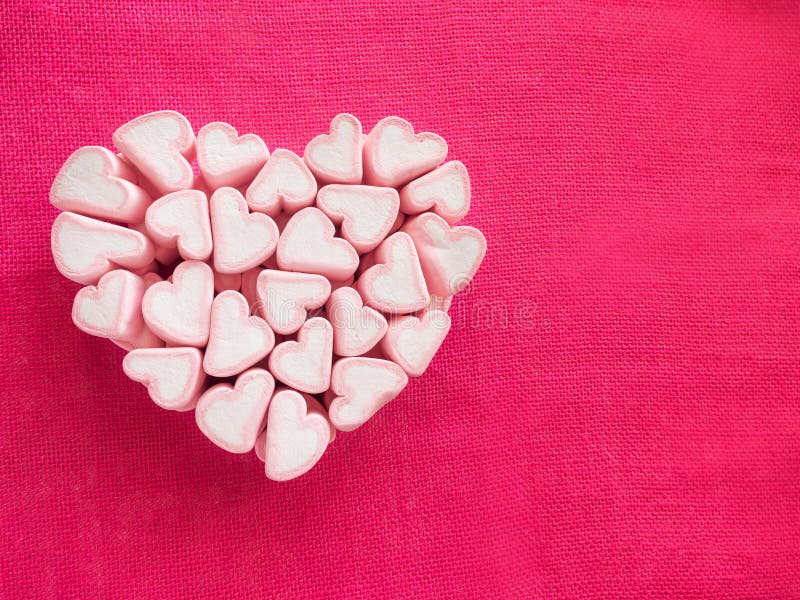 Conceito do presente do dia de Valentim - marshmallows do rosa e os brancos do coração dobrados na forma de um coração grande na fotografia de stock royalty free Conceito do presente do dia de Valentim - marshmallows do rosa e os brancos do coração dobrados na forma de um coração grande na fotografia de stock royalty free