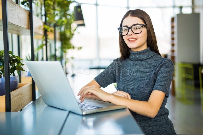 Conceito do processo do trabalho do estudante Projeto de trabalho da universidade da mulher com o portátil genérico do projeto fotografia de stock royalty free Conceito do processo do trabalho do estudante Projeto de trabalho da universidade da mulher com o portátil genérico do projeto fotografia de stock royalty free