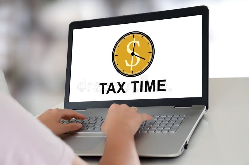 Conceito do tempo do imposto em um portátil imagem de stock Conceito do tempo do imposto em um portátil imagem de stock
