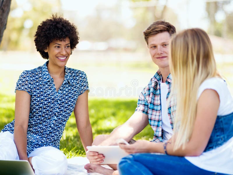 Conceito do verão, da educação, do terreno e do estudante imagens de stock Conceito do verão, da educação, do terreno e do estudante imagens de stock