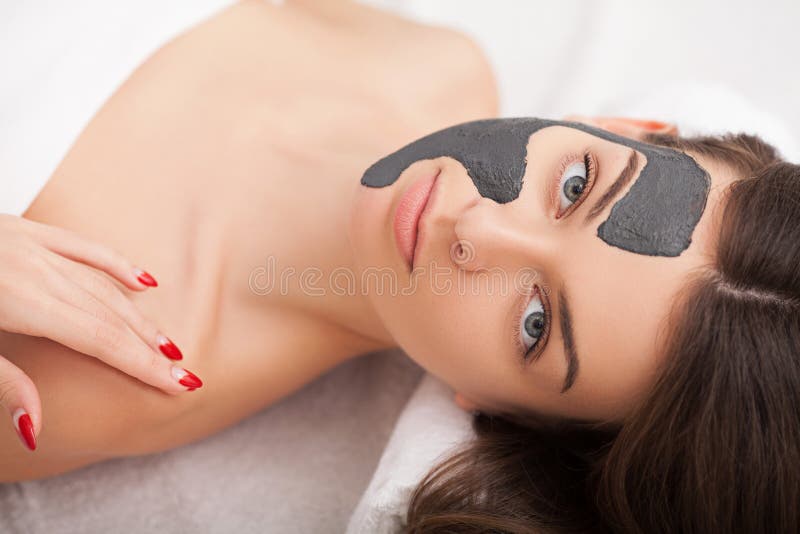 Conceito dos povos, da beleza, dos termas, da cosmetologia e do skincare - ascendente próximo fotos de stock royalty free Conceito dos povos, da beleza, dos termas, da cosmetologia e do skincare - ascendente próximo fotos de stock royalty free