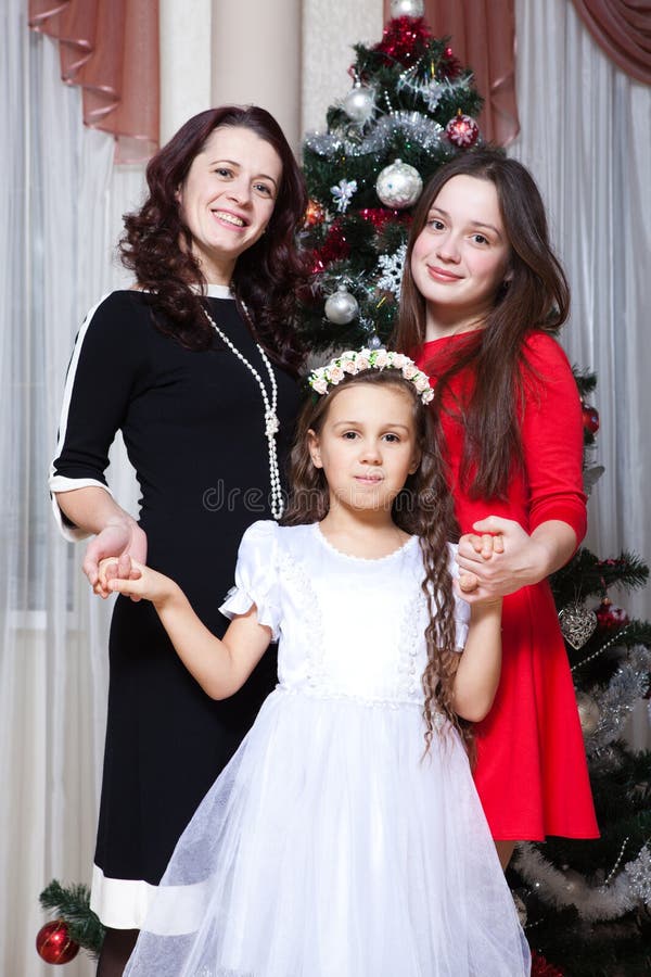 Conceito dos povos, da maternidade, da família, do Natal e da adoção - mãe feliz e filha que abraçam em casa imagem de stock royalty free Conceito dos povos, da maternidade, da família, do Natal e da adoção - mãe feliz e filha que abraçam em casa imagem de stock royalty free