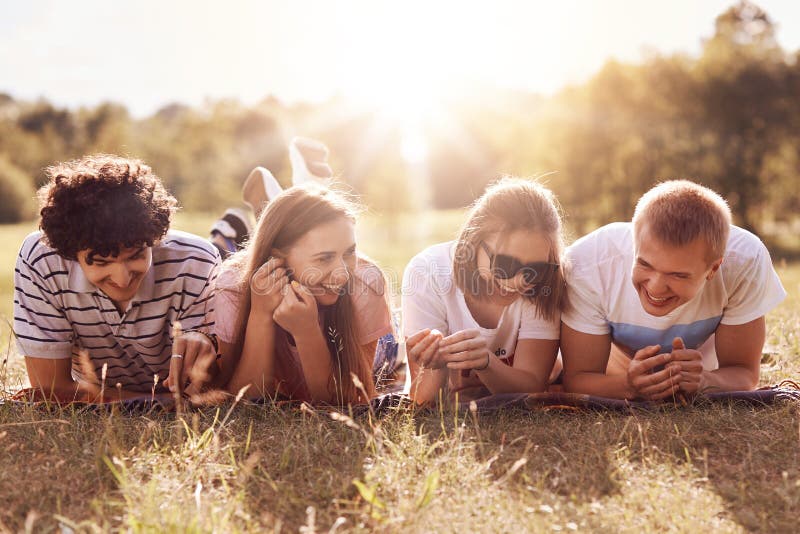 Grupo de amigos felizes desfrutando de jogo de bilhar, companhia