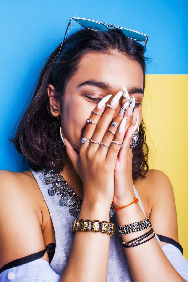 Conceito dos povos do estilo de vida a menina indiana de sorriso bonita nova com os pregos longos que vestem o lote da joia soa, imagem de stock royalty free Conceito dos povos do estilo de vida a menina indiana de sorriso bonita nova com os pregos longos que vestem o lote da joia soa, imagem de stock royalty free