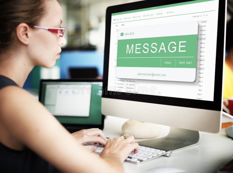 Conceito em linha da tecnologia da mensagem de uma comunicação do email imagens de stock Conceito em linha da tecnologia da mensagem de uma comunicação do email imagens de stock