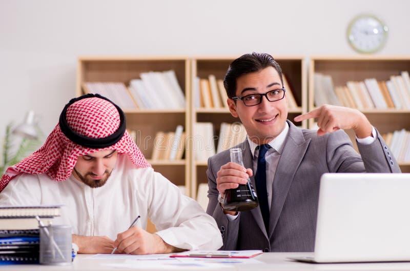 Conceito De Empresa Árabes E Caucasianos Imagem de Stock - Imagem