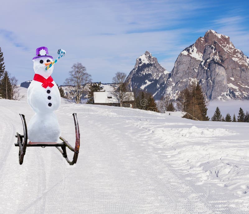 Conceito engraçado do Natal de um boneco de neve do partido que veste uma língua do chapéu e do rolo que desliza abaixo da inclin fotos de stock Conceito engraçado do Natal de um boneco de neve do partido que veste uma língua do chapéu e do rolo que desliza abaixo da inclin fotos de stock