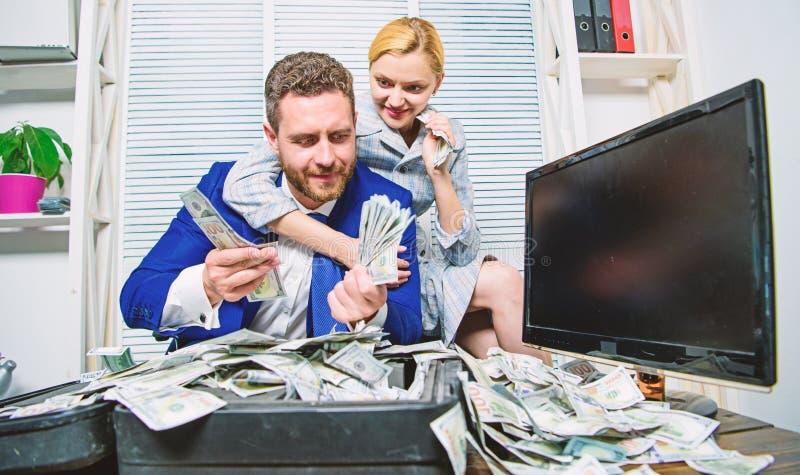 Conceito enorme do lucro girl financeiro guardara um bloco do prazer dos d?lares Contando o lucro do dinheiro Homem de neg?cios d fotos de stock Conceito enorme do lucro girl financeiro guardara um bloco do prazer dos d?lares Contando o lucro do dinheiro Homem de neg?cios d fotos de stock