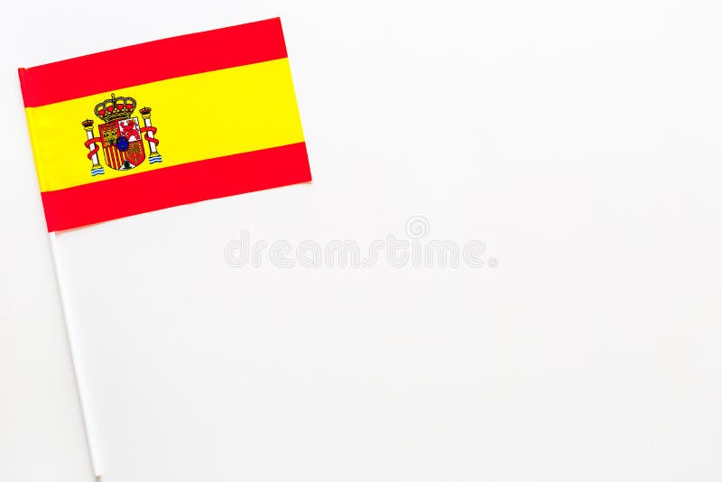 Conceito espanhol da bandeira bandeira pequena no espaço branco da cópia da opinião superior do fundo fotografia de stock royalty free Conceito espanhol da bandeira bandeira pequena no espaço branco da cópia da opinião superior do fundo fotografia de stock royalty free